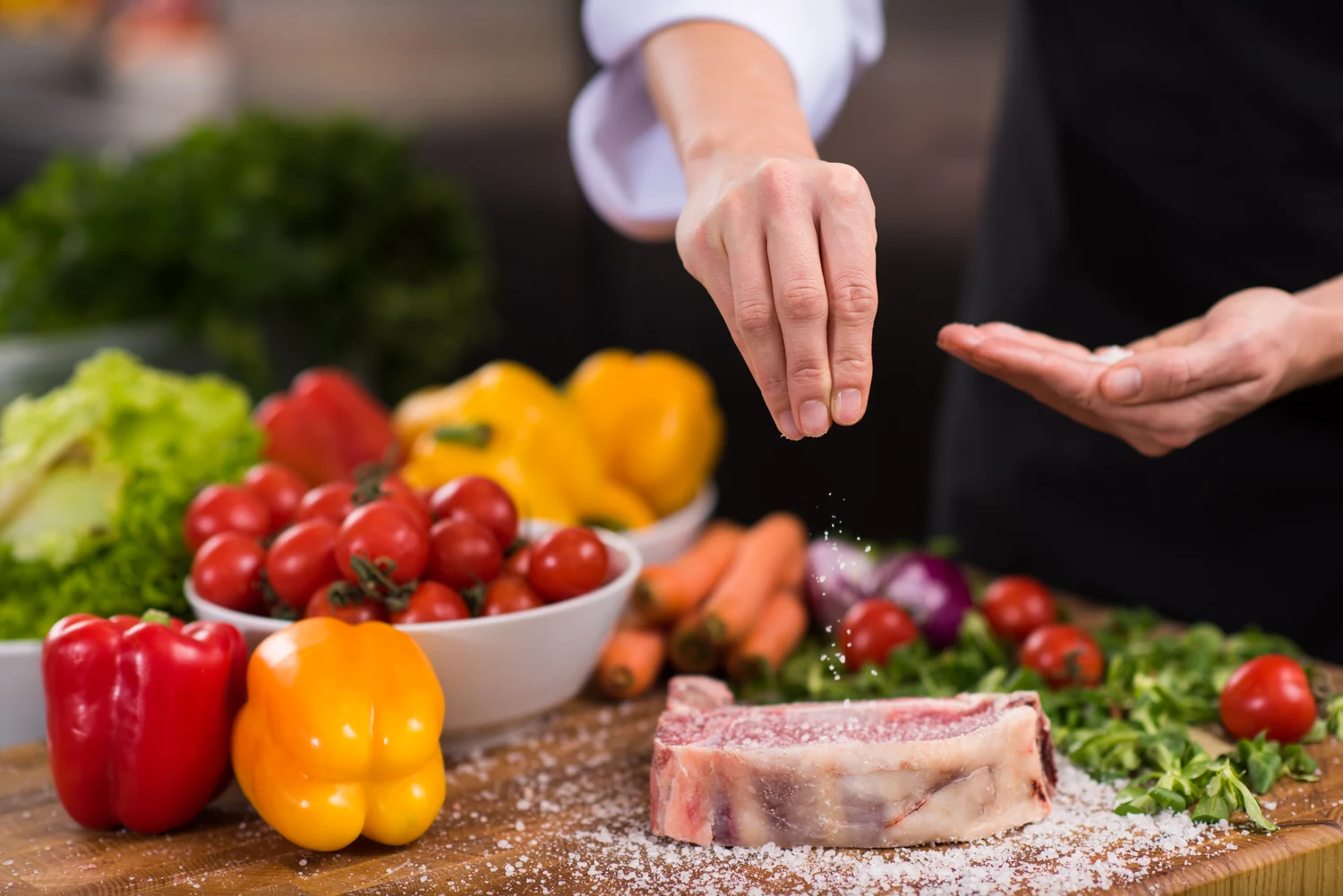 msg sprinkle on steak with glutamate vegetables